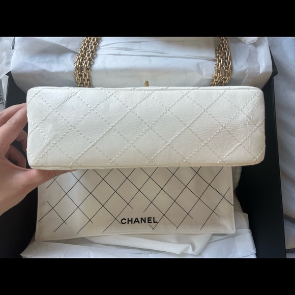Chanel 2.55 classic small 225 white calfskin in gold hardware - Picture 4 of 11